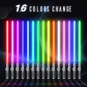 Puede incluir: Una fila de catorce espadas de juguete luminosas con empu&ntilde;aduras met&aacute;licas, cada una con un color de hoja brillante diferente, incluyendo rojo, rosa, morado, azul, cian, verde, amarillo, naranja y blanco. El texto 16 COLORS CHANGE est&aacute; arriba.