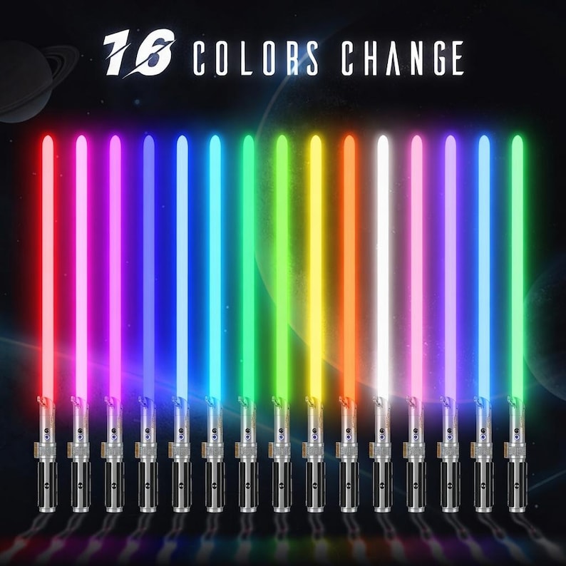 Puede incluir: Una fila de catorce espadas de juguete luminosas con empu&ntilde;aduras met&aacute;licas, cada una con un color de hoja brillante diferente, incluyendo rojo, rosa, morado, azul, cian, verde, amarillo, naranja y blanco. El texto 16 COLORS CHANGE est&aacute; arriba.