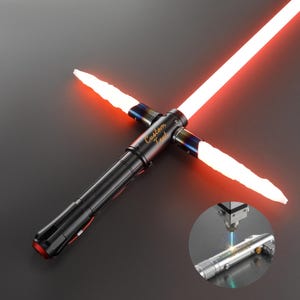 Pode incluir: Um sabre de luz preto e prateado com uma l&acirc;mina vermelha brilhante. O punho tem a inscri&ccedil;&atilde;o "Custom Text". Um sabre de luz prateado menor &eacute; mostrado em uma inser&ccedil;&atilde;o circular.
