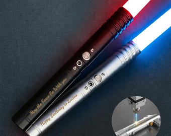 Sabre de luz personalizado, sabre de luz com cabo de metal gravado sob medida, cores RGB e sons para duelos intensos.