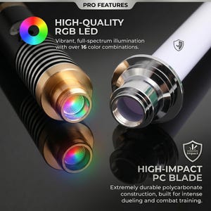 Puede incluir: Una empu&ntilde;adura de sable de luz con agarre negro acanalado y emisor dorado con luz LED RGB brillante, junto a una hoja de policarbonato blanco con emisor plateado. El texto incluye PRO FEATURES, HIGH-QUALITY RGB LED y HIGH-IMPACT PC BLADE.