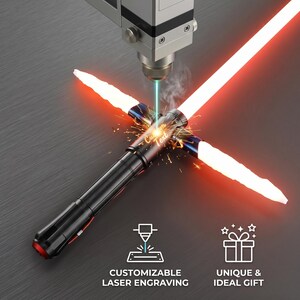 Pode incluir: Um sabre de luz preto e vermelho com uma grava&ccedil;&atilde;o a laser "Custom Text". O sabre de luz tem duas l&acirc;minas brancas com pontas vermelhas. A imagem tamb&eacute;m mostra uma m&aacute;quina de grava&ccedil;&atilde;o a laser e o texto "Grava&ccedil;&atilde;o a laser personaliz&aacute;vel" e "Presente &uacute;nico e ideal".
