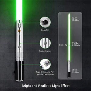Pode incluir: Um sabre de luz prateado e preto com uma l&acirc;mina verde brilhante. A imagem destaca o Pogo Pin, o bot&atilde;o de interruptor e a porta de carregamento Tipo-C. A l&acirc;mina tem 92 cm de comprimento e &eacute; feita de material PC resistente. O texto diz "Bright and Realistic Light Effect."