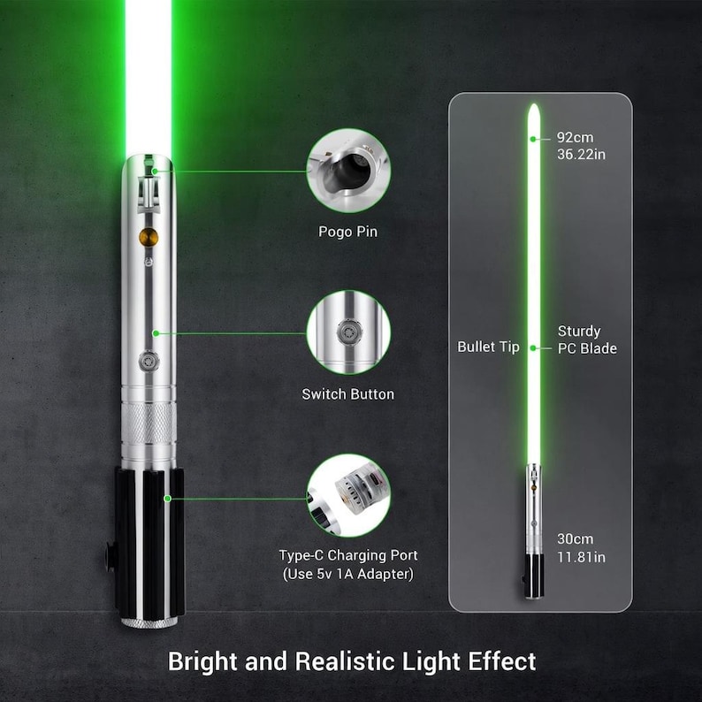 Pode incluir: Um sabre de luz prateado e preto com uma l&acirc;mina verde brilhante. A imagem destaca o Pogo Pin, o bot&atilde;o de interruptor e a porta de carregamento Tipo-C. A l&acirc;mina tem 92 cm de comprimento e &eacute; feita de material PC resistente. O texto diz "Bright and Realistic Light Effect."