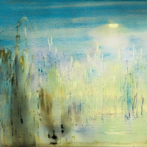 Puede incluir: Una taza de cerámica blanca con un asa negra y el texto "But First, Coffee" en negrita negra. La taza está sobre un fondo borroso. La taza mide aproximadamente 10 cm de altura.