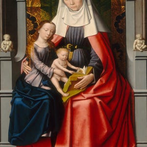 Könnte beinhalten: Ein Gemälde im Renaissance-Stil zeigt eine Frau in weißem Schleier und rotem Gewand, die ein Baby und ein Buch hält. Eine Frau mit langen roten Haaren sitzt daneben. Der Hintergrund zeigt verzierte goldene und grüne Muster mit kleinen Statuen auf beiden Seiten.