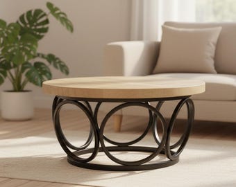 Tavolino rotondo in legno con base in metallo nero per un arredamento moderno del soggiorno.