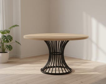 Mesa de comedor redonda de madera para 4 a 6 personas con base moderna de metal negro.