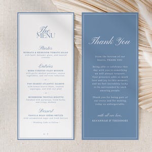 Puede incluir: Una tarjeta de menú de boda vertical con fondo blanco y borde azul, que enumera platos como ensalada de burrata, filete miñón, salmón y risotto. Al lado, una tarjeta de agradecimiento azul a juego con texto blanco de Savannah y Theodore.