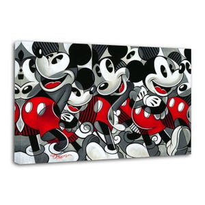 Puede incluir: Una impresión artística en lienzo que presenta una representación de Mickey Mouse al estilo pop art. La obra de arte muestra múltiples figuras de Mickey Mouse en una paleta de colores negro, blanco, rojo y gris. La impresión tiene un diseño gráfico moderno.