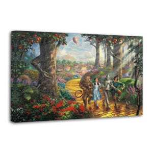 Könnte beinhalten: Leinwanddruck einer Szene aus Der Zauberer von Oz. Das Kunstwerk zeigt Dorothy, die Vogelscheuche, den Blechmann und den Feigen Löwen auf dem gelben Ziegelsteinweg. Die Szene spielt in einem farbenfrohen Wald mit Regenbogen und Heißluftballon.