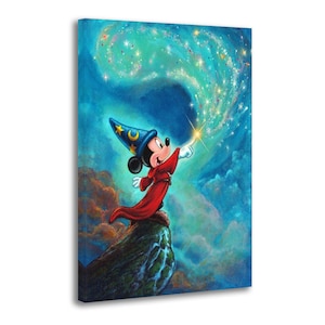 Könnte beinhalten: Leinwanddruck mit Mickey Mouse in roter Robe und blauem Zaubererhut mit goldenen Sternen. Er steht auf einer felsigen Klippe und zeigt mit einem leuchtenden Zauberstab auf eine wirbelnde Galaxie aus Sternen vor blauem und türkisem Himmel.