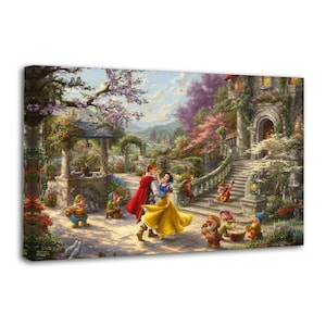 Puede incluir: Una impresión en lienzo de una escena de cuento de hadas con Blancanieves y el Príncipe Azul bailando en un jardín. La obra de arte representa un castillo, los siete enanitos y un pozo, con colores vibrantes y un estilo caprichoso.