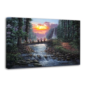 Può includere: Stampa su tela di una scena di foresta al tramonto. Una piccola cascata alimenta un ruscello. Sette figure attraversano un ponte di tronchi. Il cielo è un mix di arancione, giallo e viola.
