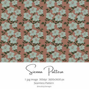 Op de afbeelding: Een naadloos patroon met lichtblauwe bloemen en donkergroene bladeren op een sienna achtergrond. De bloemen zijn in verticale rijen gerangschikt. De tekst "Sienna Pattern" wordt hieronder weergegeven.