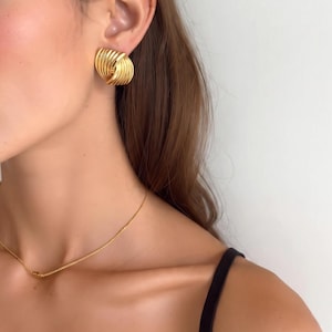 Pendientes de botón con nudo estriado, chapados en oro de 18 quilates, joyería escultórica con diseño en espiral.