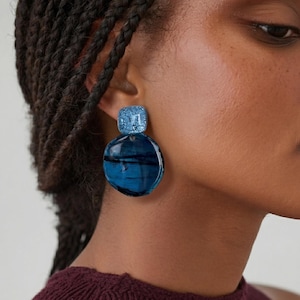 Pendientes de disco de resina azul verdoso, pendientes llamativos con diseño de remolino oceánico, pendientes colgantes únicos hechos a mano.