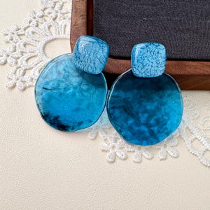 Pendientes de disco de resina azul, pendientes llamativos con remolino de mármol, hechos a mano por artesanos.