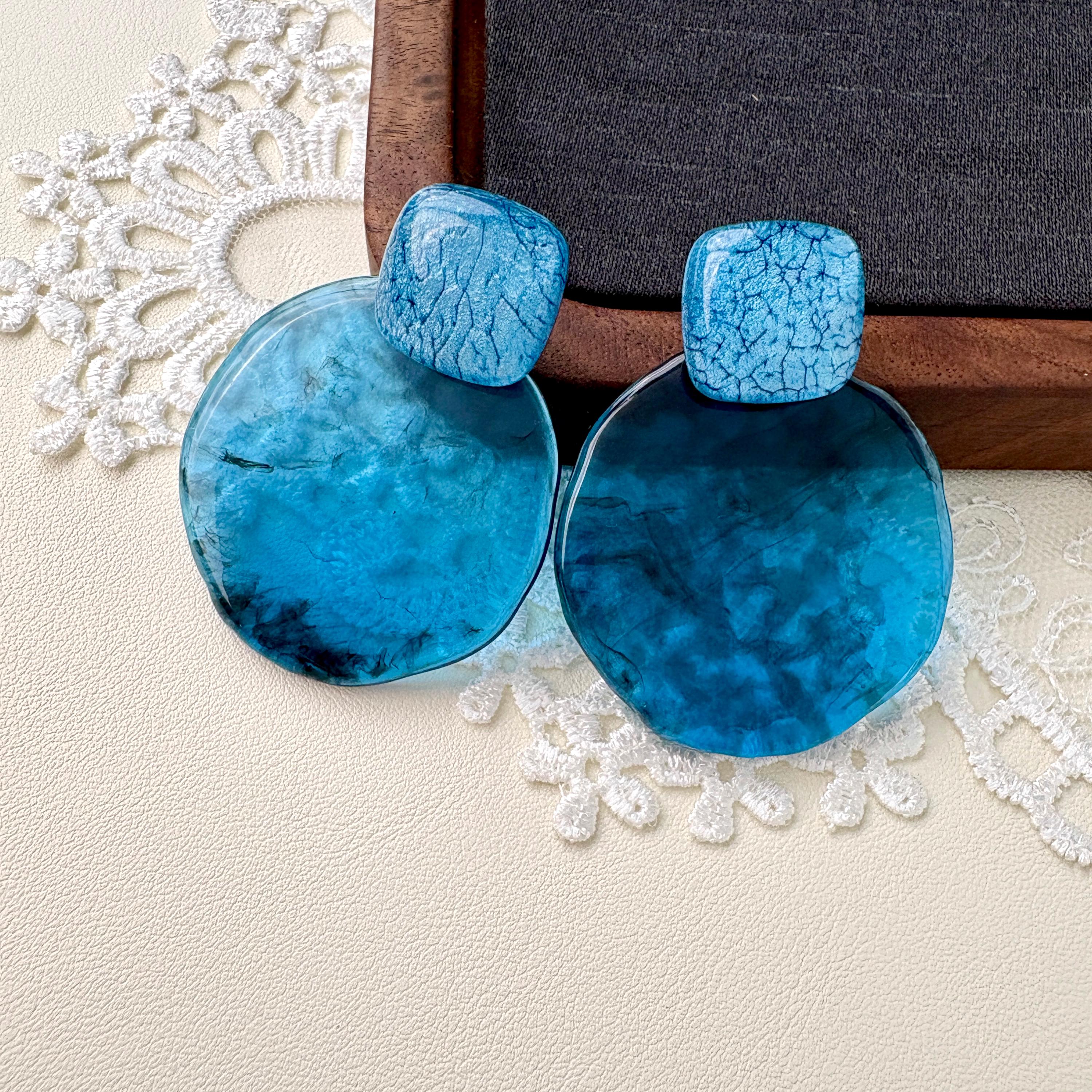 ブルーレジンディスクピアス、マーブルスワールステートメントスタッド