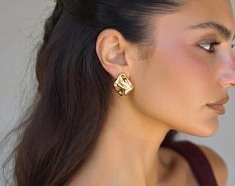Orecchini a perno scultorei organici, orecchini a perno massicci dalla forma fusa, orecchini di tendenza per tutti i giorni