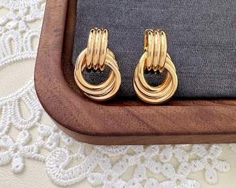 Ineinander greifende Knoten Ohrstecker, Twisted Ring Design, vergoldeter Edelstahl