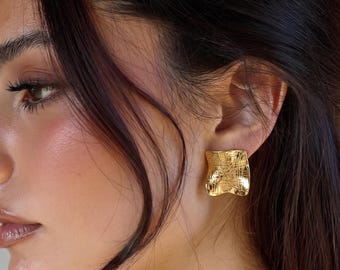 Pendientes cuadrados dorados, pendientes llamativos con textura martillada, pendientes minimalistas gruesos.