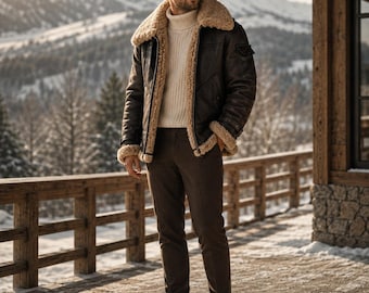 Puede incluir: Una chaqueta de cuero marrón oscuro con cuello y forro de borreguillo beige grueso, sobre un suéter de cuello alto acanalado color crema, combinado con pantalones marrón oscuro y botas de cuero con cordones para un conjunto invernal.