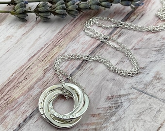 Petite Kinder Namen Halskette, 4 Ringe, personalisierte Halskette, Geschenk für Mama, Geschenk für Oma, Familie Halskette, Kindernamen