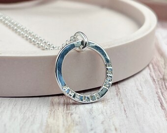 Namen Halskette, Petite personalisierte Halskette, Geschenk für Mama, Geschenk für Oma, Familie Halskette, Kindernamen