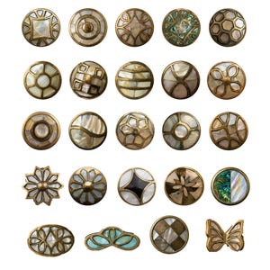 Può includere: Una collezione di bottoni decorativi con vari disegni. I bottoni presentano un mix di metallo dorato e madreperla iridescente, con forme tra cui cerchi, quadrati e una farfalla. I disegni includono motivi geometrici e floreali.