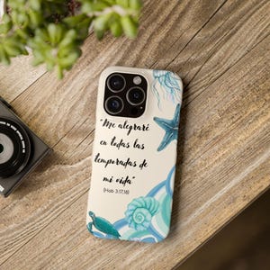 Puede incluir: Funda de teléfono crema con diseño marino que incluye una estrella de mar, medusa, tortuga y concha en tonos azules y turquesas. Contiene el texto "Me alegraré en todas las temporadas de mi vida (Hab 3:17,18)".