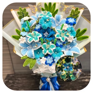 Boeket met blauwe, eeuwige bloemen, handgemaakte bloemen van pijpenragers, boeket met LED-verlichting, uniek cadeau voor haar.
