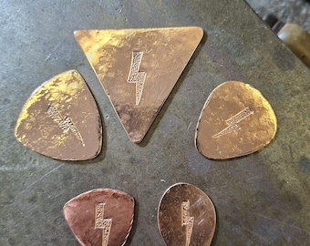 Juego de 5 púas de cobre puro, ideales para instrumentos musicales como guitarras o bajos eléctricos.