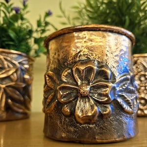 Jarrón de cobre cincelado a mano con motivos florales – Maceta de cobre grabada artesanalmente – Decoración botánica rústica y elegante para el hogar