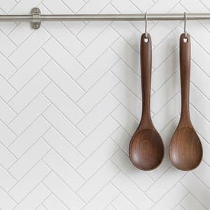 Papel pintado de espiga blanca | Azulejos falsos autoadhesivos escandinavos | Mural con sutil estampado en zigzag