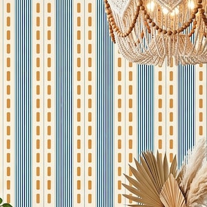 Könnte beinhalten: Ein Esszimmer mit blau-creme-gold gestreifter Tapete. Ein Makramee-Kronleuchter hängt über einem Holztisch mit Tellern und Besteck. Eine Vase mit getrockneten Pflanzen und eine kleine Topfpflanze ergänzen die Einrichtung.
