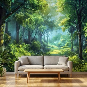 Könnte beinhalten: Ein hellgraues Sofa mit zwei passenden Zierkissen steht vor einer großen Wandtapete, die einen üppigen, sonnendurchfluteten Wald mit hohen Bäumen, leuchtend grünem Laub und einem weichen Pfad zeigt, ergänzt durch einen Couchtisch aus Holz.