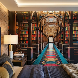 Könnte beinhalten: Ein Schlafzimmer mit einem Wandbild einer Bibliothek mit gewölbten Decken und Bücherregalen voller bunter Bücher. Ein blauer Teppich mit kreisförmigen Designs führt zu einer entfernten Tür. Ein Bett mit blauem Kopfteil, Kissen und einem Pelzüberwurf befindet sich im Vordergrund.