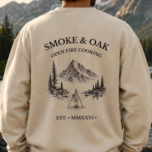 Sweatshirt für Grillfans und Camper, Geschenk Grillen, Lagerfeuer Shirt, Camper Pullover mit Rückenprint, Outdoor Pulli, Sweater Smoke