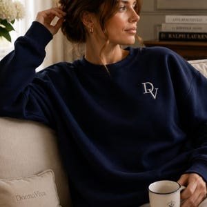 Personalisiertes Sweatshirt mit Initialen, Sweater mit Monogramm, bestickter Pullover, Pulli Stickerei, Old Money, Preppy Geschenk