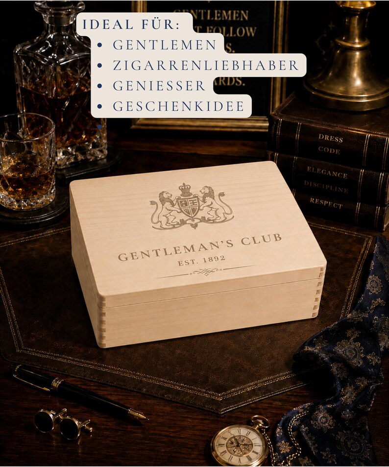 Peut inclure: Une bo&icirc;te rectangulaire en bois clair avec un couvercle &agrave; charni&egrave;re pr&eacute;sentant un blason grav&eacute; au laser repr&eacute;sentant deux lions entourant un &eacute;cusson, le texte GENTLEMAN'S CLUB et le texte EST. 1892 avec une fioriture d&eacute;corative centr&eacute;e.