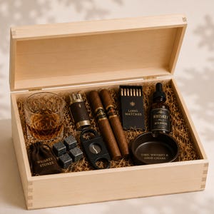 Peut inclure: Une bo&icirc;te en bois clair contenant un verre de liquide ambr&eacute;, un briquet en m&eacute;tal, deux cigares, une bo&icirc;te noire marqu&eacute;e LONG MATCHES, un flacon compte-gouttes marqu&eacute; WHISKEY No.1 BOURBON, un coupe-cigare noir, une pochette brune et un cendrier noir.