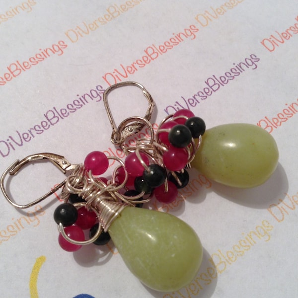 Belleza hastiada, jadeíta, jade nefrita, piedras preciosas genuinas, aretes de racimo, plata esterlina, cierre de palanca, envuelto en alambre, oliva, cereza