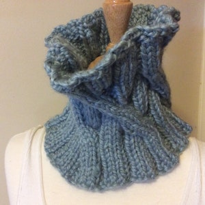 ENTWINED, Halswärmer, Schal, Beanie, Chunky, Wollmischung, Zopfmuster, Hell Silber Blau