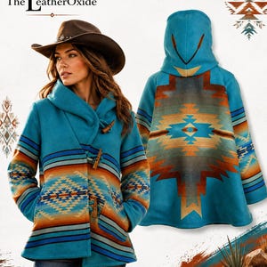 Puede incluir: Una chaqueta con capucha de color turquesa con un patrón geométrico en tonos naranja, marrón y azul. La chaqueta incluye tres cierres de palanca de madera en la parte delantera y lleva el texto The LeatherOxide en la esquina superior.