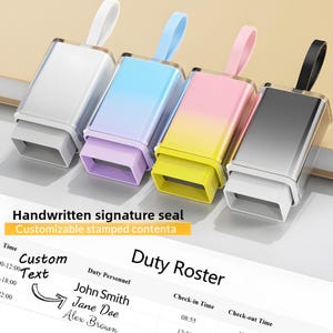 Può includere: Quattro timbri di firma rettangolari colorati con anelli attaccati. I timbri sono bianchi, blu, rosa e argento, ciascuno con una base di colore diverso. L'immagine include il testo "Handwritten signature seal" e "Customizable stamped contenta".