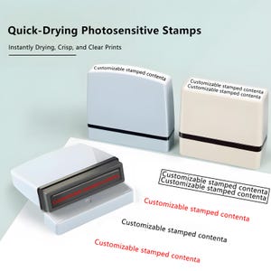 Puede incluir: Imagen de sellos fotosensibles de secado rápido. La imagen muestra tres sellos de diferentes colores: blanco, azul claro y beige. El texto "Customizable stamped contenta" está impreso en los sellos y en el papel. El texto "Quick-Drying Photosensitive Stamps" está en la parte superior.