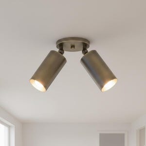 Puede incluir: Una taza de cerámica blanca con un asa negra y el texto "But First, Coffee" en negro, con una fuente de estilo manuscrito. La taza está sobre una superficie blanca.