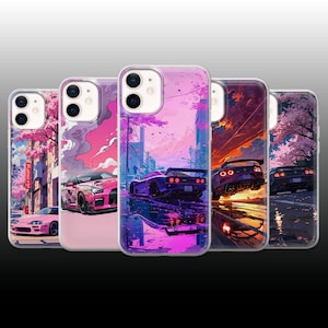 Könnte beinhalten: Fünf Handyhüllen mit dynamischen Illustrationen von Sportwagen in urbanen Umgebungen. Jede Hülle zeigt ein anderes Autodesign, vor dem Hintergrund von rosa und violetten Himmeln, Kirschblüten und Stadtlichtern.