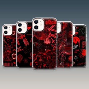 Può includere: Una collezione di cinque custodie per iPhone con un tema gotico nero e rosso. Ogni custodia presenta un design unico con immagini di scheletri, cuori e testo come "ERROR" e "Kills and Kisses". Le custodie hanno un bordo trasparente.